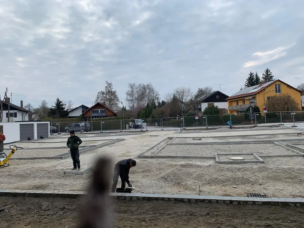 Eine Gruppe von Menschen arbeitet auf einer Baustelle