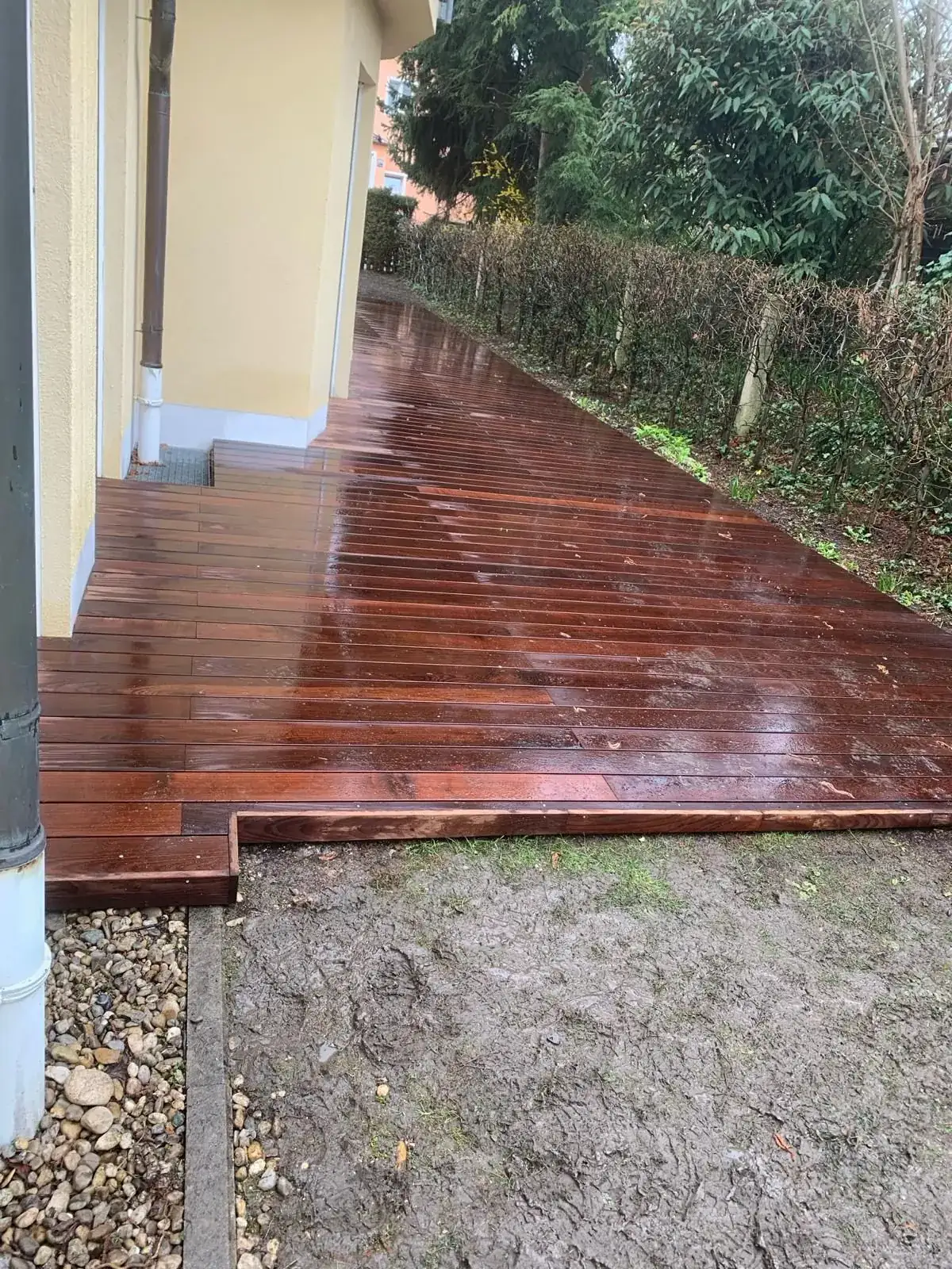 Im Hinterhof eines Hauses wird eine Holzterrasse gebaut